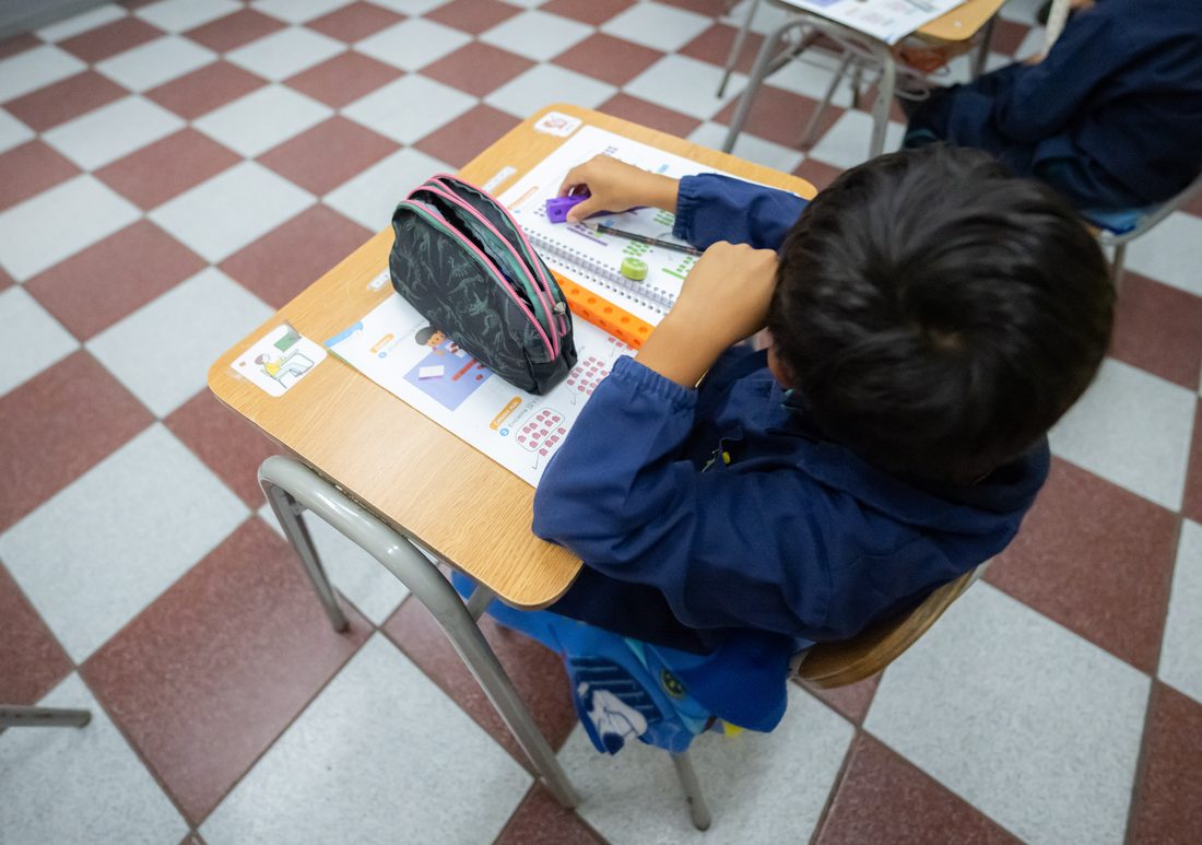Alumno trabajando en su cuaderno