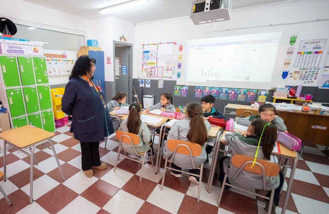 Estudiantes trabajando en sala de clases