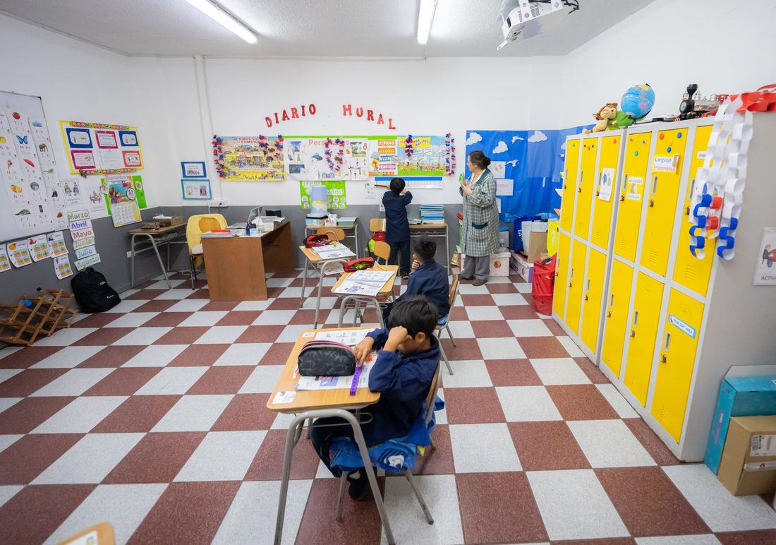 Sala de clases con casilleros